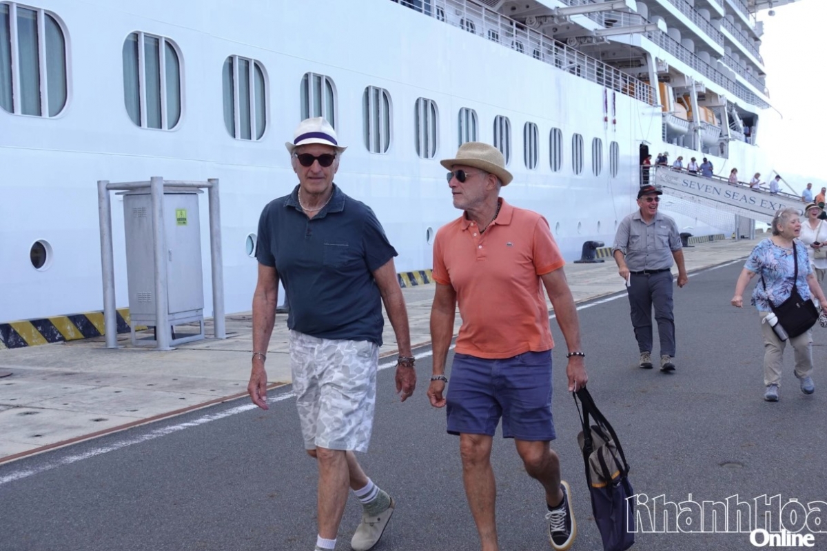 Cruise ship Seven Seas Explorer brings foreign travelers to Khanh Hoa